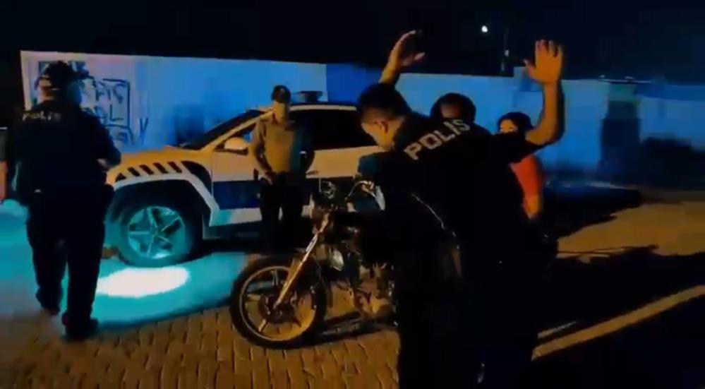 Hatay’ın Antakya ilçesinde polis ekipleri tarafından gerçekleştirilen asayiş uygulamasında 596