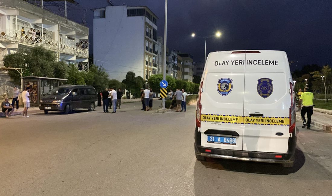 Hatay’ın İskenderun ilçesinde geri manevra yapan panelvanın çarptığı 71 yaşındaki