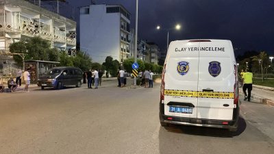 Hatay’ın İskenderun ilçesinde geri manevra yapan panelvanın çarptığı 71 yaşındaki