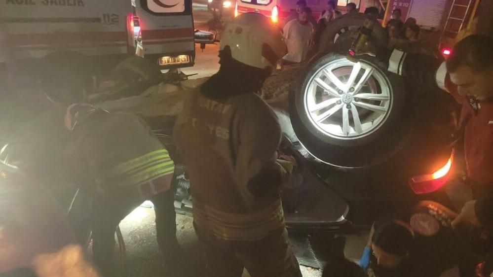 Hatay’ın Defne ilçesinde kontrolden çıkan otomobil takla atarak ters döndü.