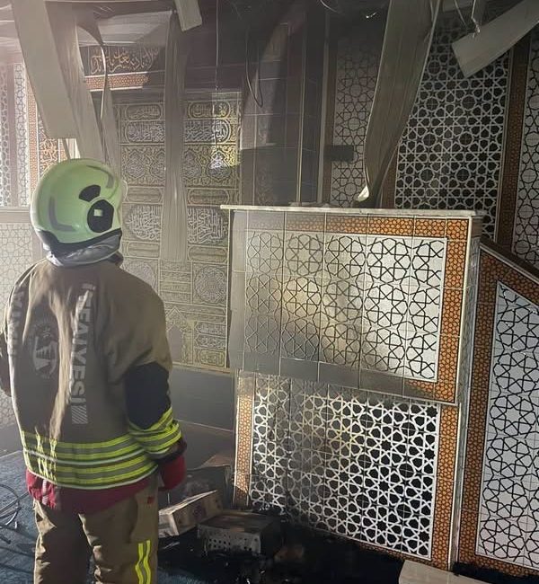 Kırıkhan Özyörük Mahallesi’nde bulunan bir camide çıktı. Yangını fark edenlerin