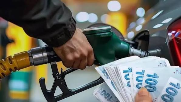 Akaryakıt fiyatlarında yeni zam beklentisi gündemde. Sektör kaynaklarına göre motorinin