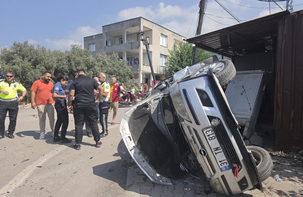 Hatay’ın Payas ilçesinde iki otomobilin çarpışması sonucu meydana gelen trafik