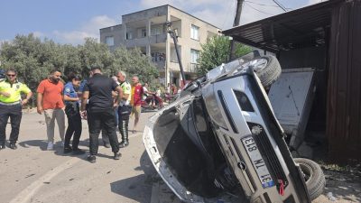 Hatay’ın Payas ilçesinde iki otomobilin çarpışması sonucu meydana gelen trafik