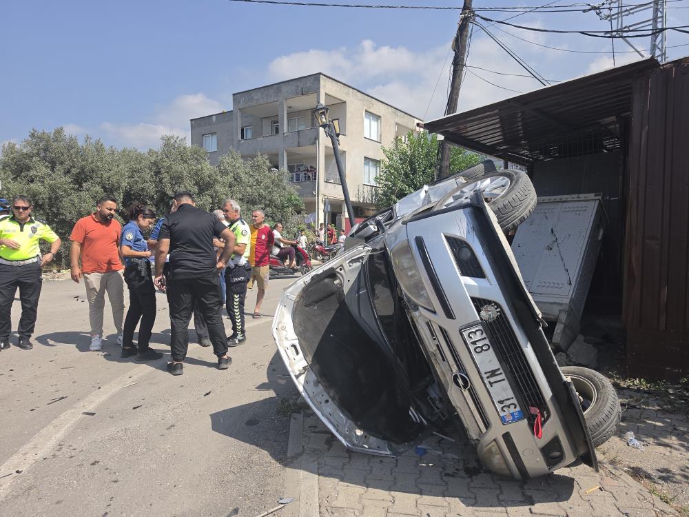 Hatay’ın Payas ilçesinde iki otomobilin çarpışması sonucu meydana gelen trafik