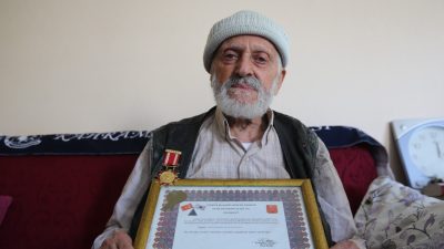 Hatay’ın Defne ilçesinde yaşayan 95 yaşındaki Kore gazisi Süleyman Celleoğlu,