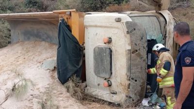 Hatay’ın Belen ilçesinde kum yüklü hafriyat kamyonunun devrilmesi sonucu meydana