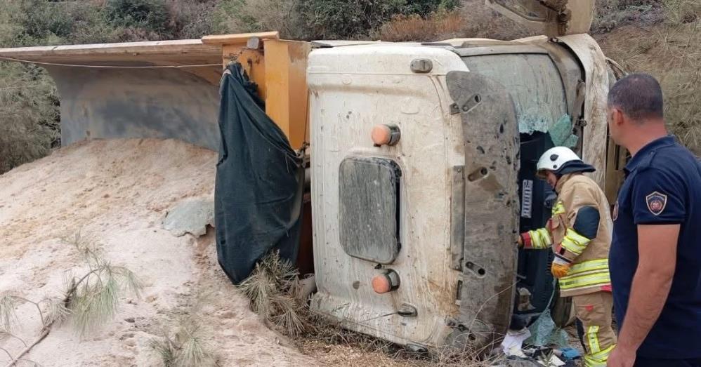 Hatay’ın Belen ilçesinde kum yüklü hafriyat kamyonunun devrilmesi sonucu meydana