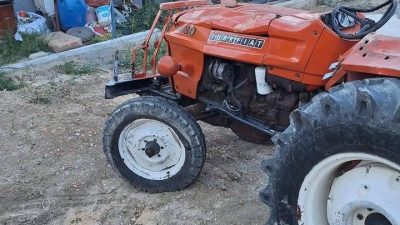 Hatay’ın Altınözü ilçesinde kontrolden çıkarak devrilen traktörün altında kalan 3