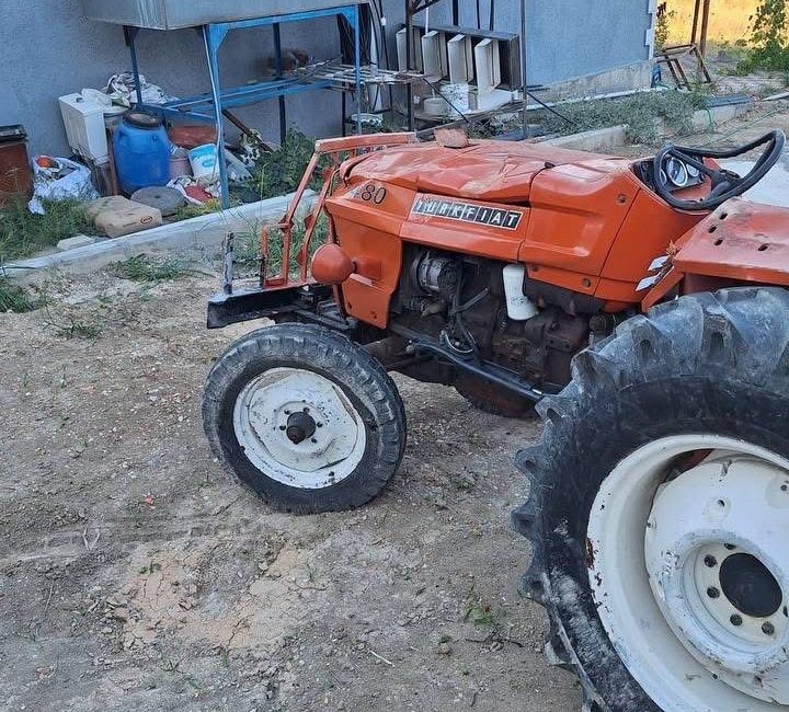 Hatay’ın Altınözü ilçesinde kontrolden çıkarak devrilen traktörün altında kalan 3