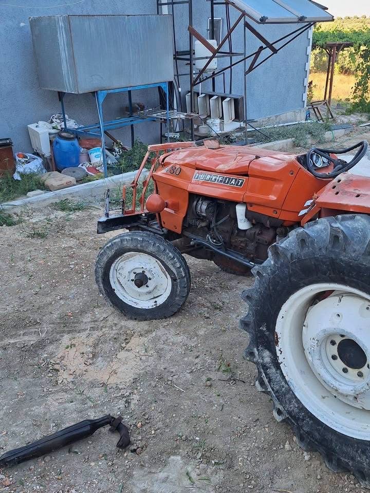 Hatay’ın Altınözü ilçesinde kontrolden çıkarak devrilen traktörün altında kalan 3