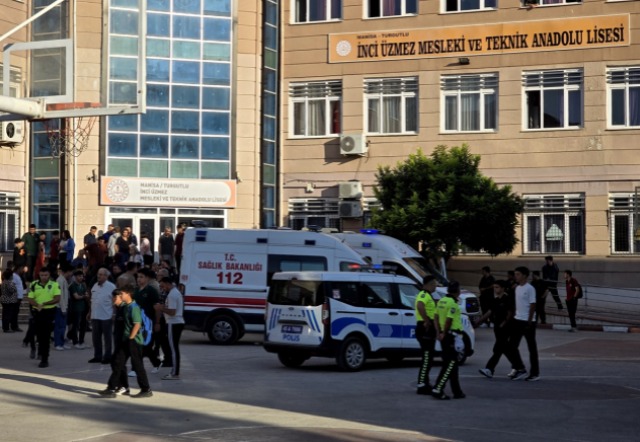 Manisa’nın Turgutlu ilçesinde lise önünde düzenlenen silahlı saldırıda 11 öğrenci