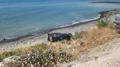 Hatay’ın Arsuz ilçesinde kontrolden çıkan otomobil, park halindeki başka bir