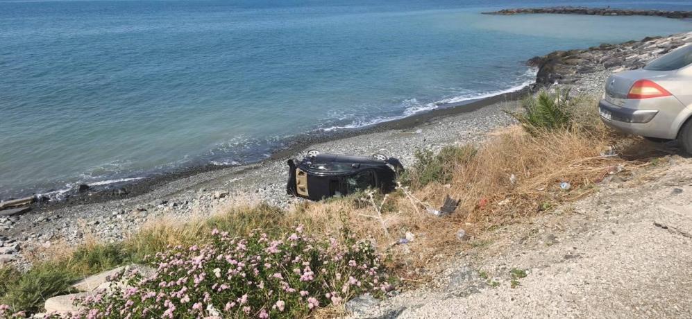 Hatay’ın Arsuz ilçesinde kontrolden çıkan otomobil, park halindeki başka bir