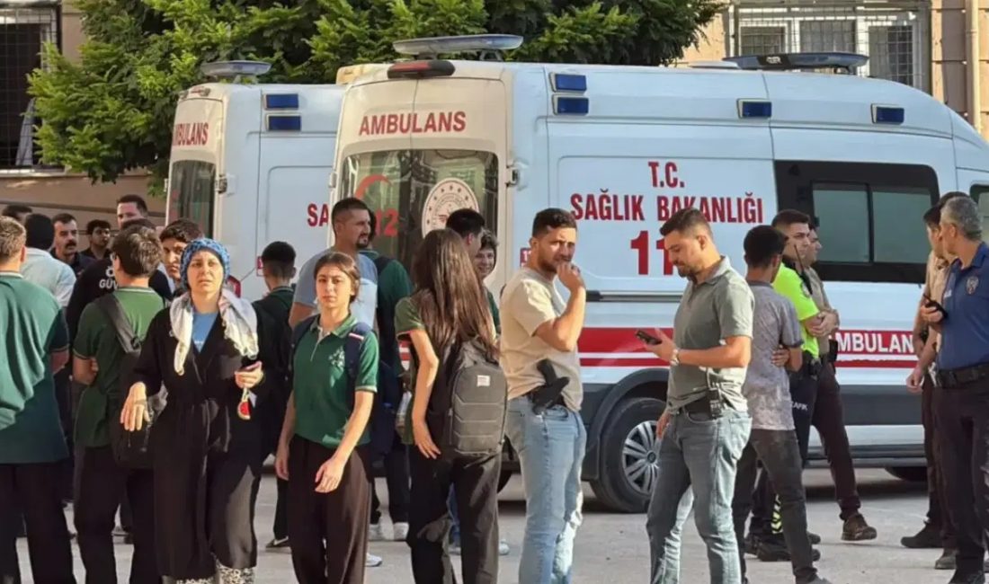 Manisa’nın Turgutlu ilçesinde bir meslek lisesinin önünde sabah saatlerinde silahlı