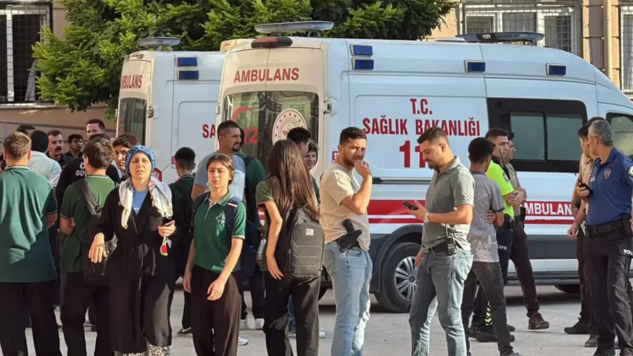 Manisa’nın Turgutlu ilçesinde bir meslek lisesinin önünde sabah saatlerinde silahlı