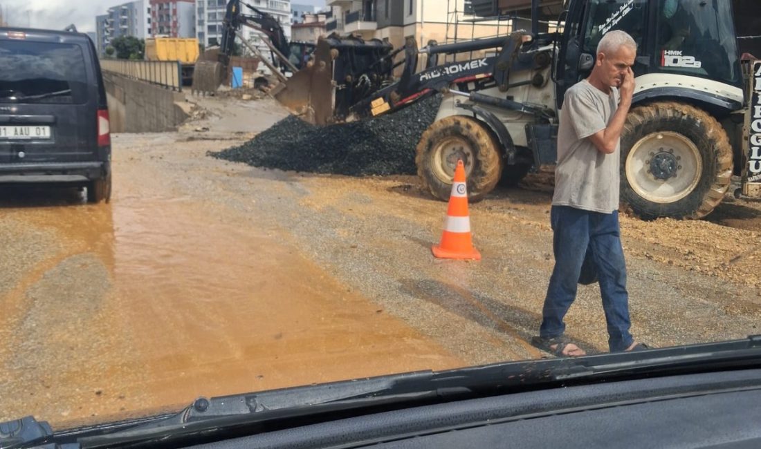 Hatay’ın Defne ilçesindeki Uğur Mumcu Bulvarı’nda altyapı çalışmaları sonrası oluşan