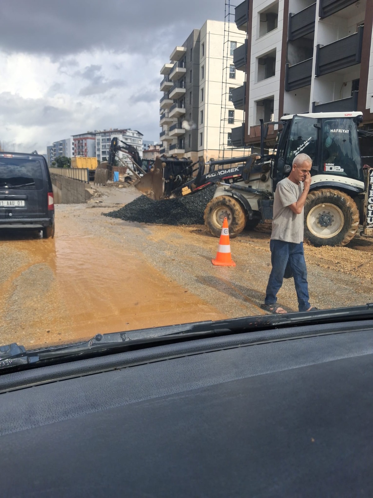 Hatay’ın Defne ilçesindeki Uğur Mumcu Bulvarı’nda altyapı çalışmaları sonrası oluşan