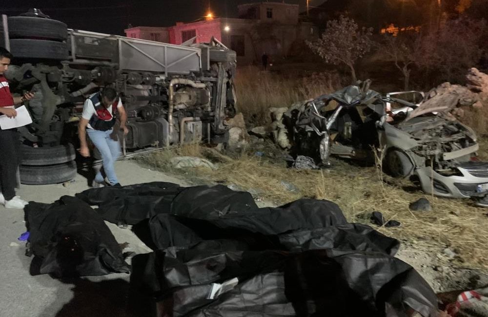Gaziantep’te yolcu otobüsü ile otomobilin çarpışması sonucu meydana gelen ve