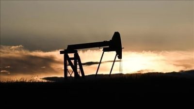 İran ile ABD arasında müzakere belirsizliği petrol piyasalarını yeniden hareketlendirdi.