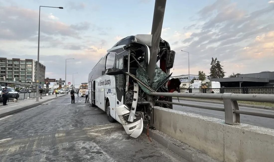 Hatay–Giresun seferini yapan yolcu otobüsü, Adana’da alt geçidin duvarına ve