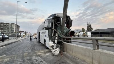 Hatay–Giresun seferini yapan yolcu otobüsü, Adana’da alt geçidin duvarına ve