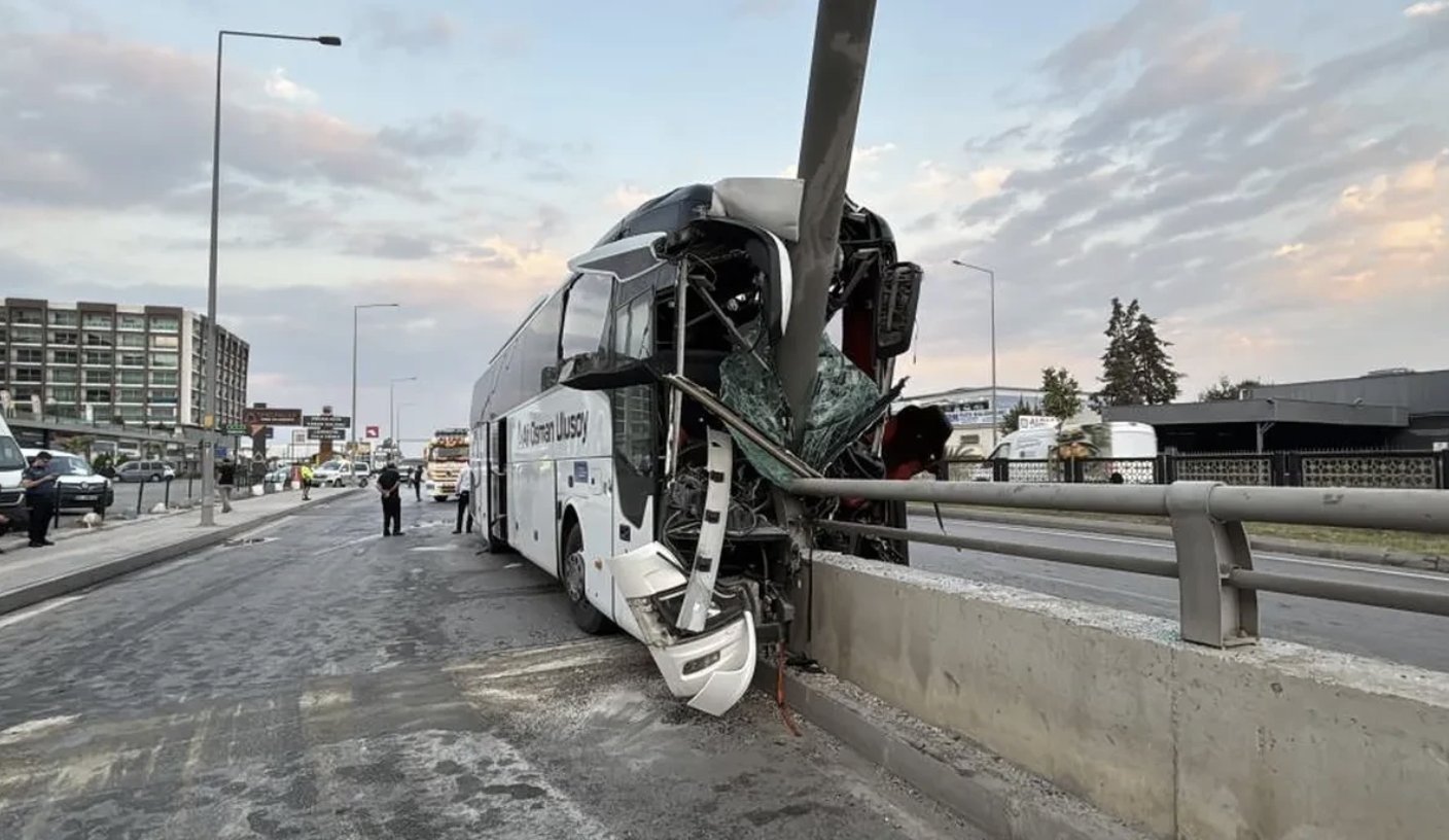 Hatay–Giresun seferini yapan yolcu otobüsü, Adana’da alt geçidin duvarına ve