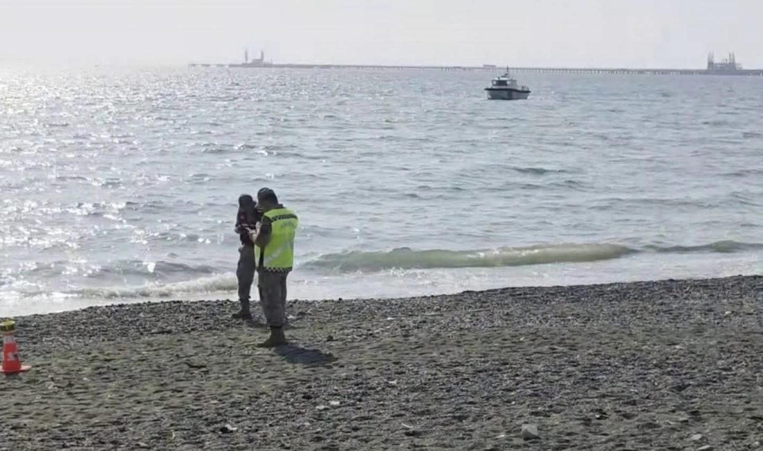 Hatay’ın Dörtyol ilçesinde balık tutan vatandaşların denizde hareketsiz bir insan