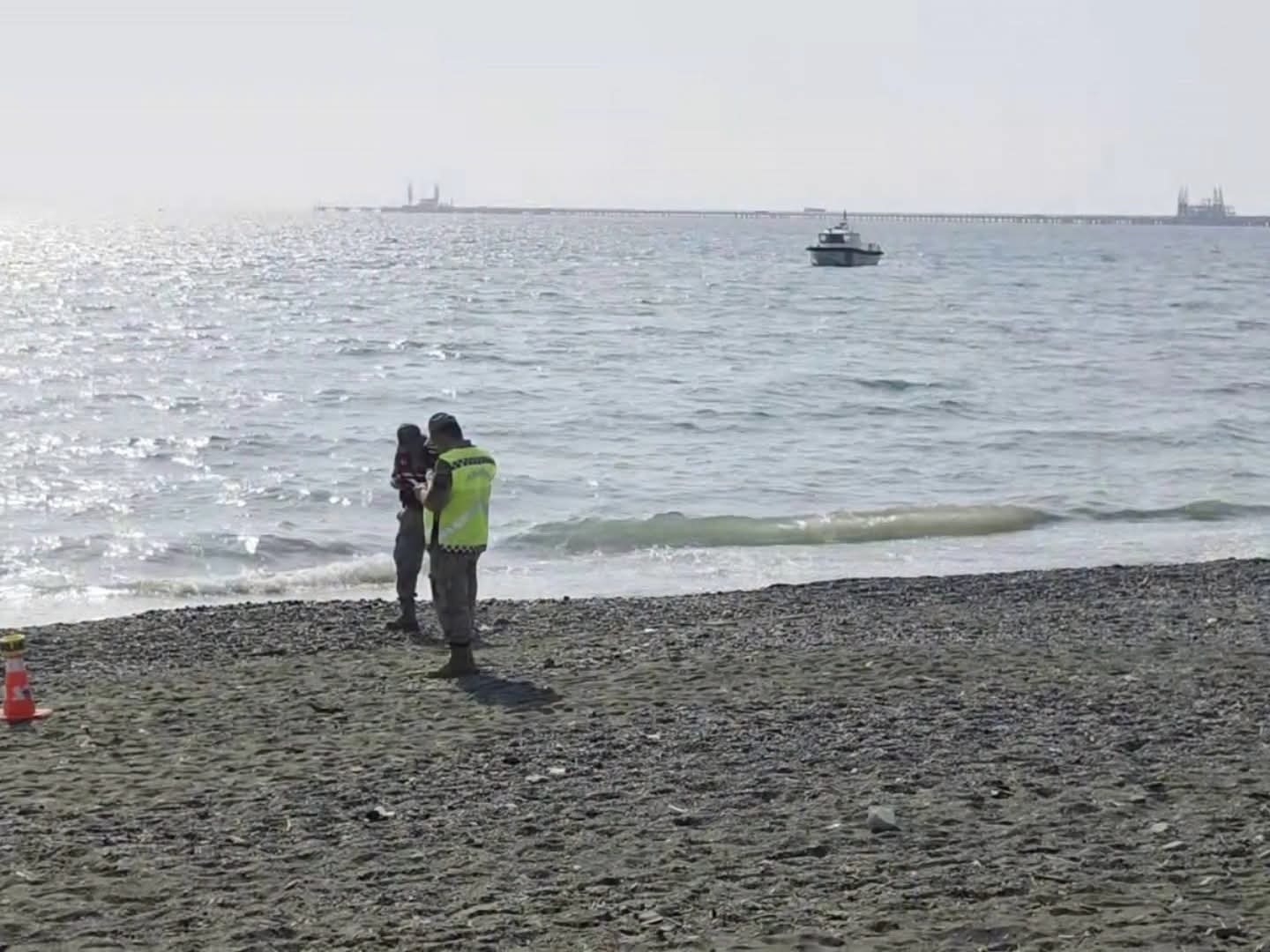 Hatay’ın Dörtyol ilçesinde balık tutan vatandaşların denizde hareketsiz bir insan