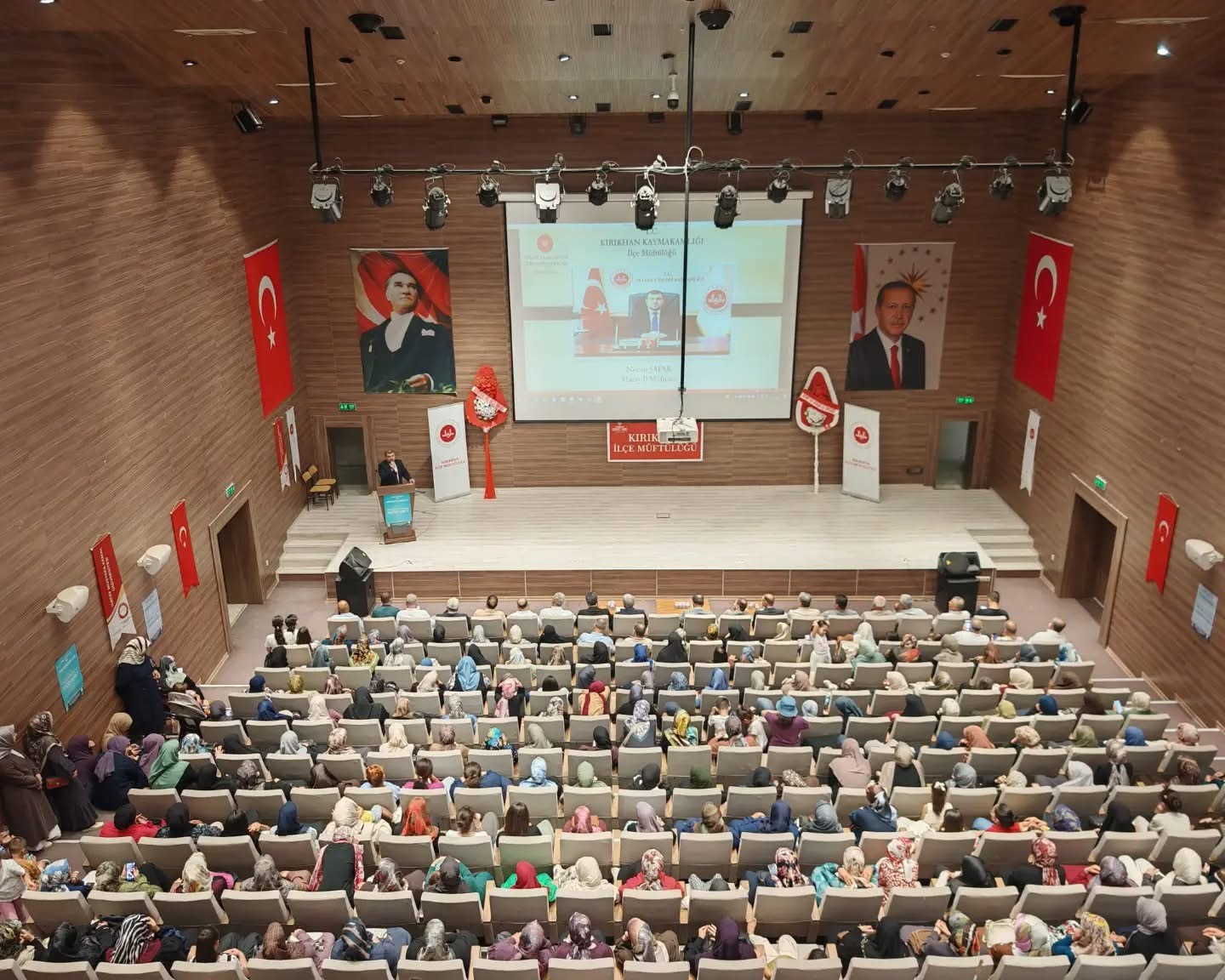 Kırıkhan’da Mevlid-i Nebi Haftası kapsamında düzenlenen konferansta, Hz. Muhammed’in örnek