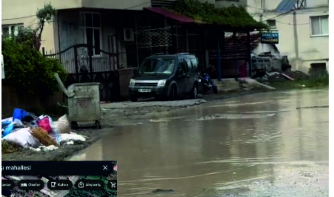 Samandağ’da etkili olan sağanak yağış, bazı mahalle ve caddeleri sular