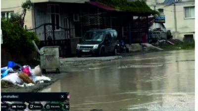 Samandağ’da etkili olan sağanak yağış, bazı mahalle ve caddeleri sular