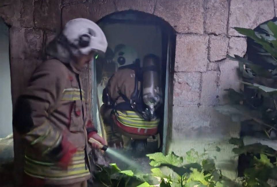 Antakya’nın Dutdibi Mahallesi’nde metruk binada çıkan yangın, ekiplerin hızlı müdahalesiyle
