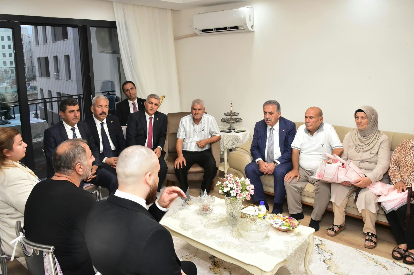 İbrahim Naci Yapar, AK Parti heyetleriyle birlikte Emek Mahallesi, 600