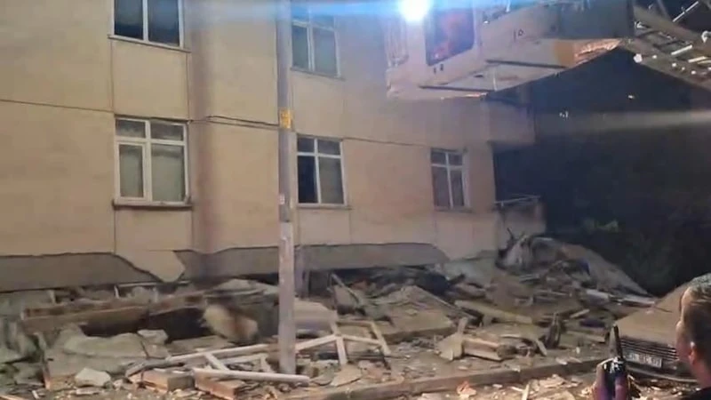 İstanbul’un Maltepe ilçesinde 6 katlı bir binanın ilk üç katı,