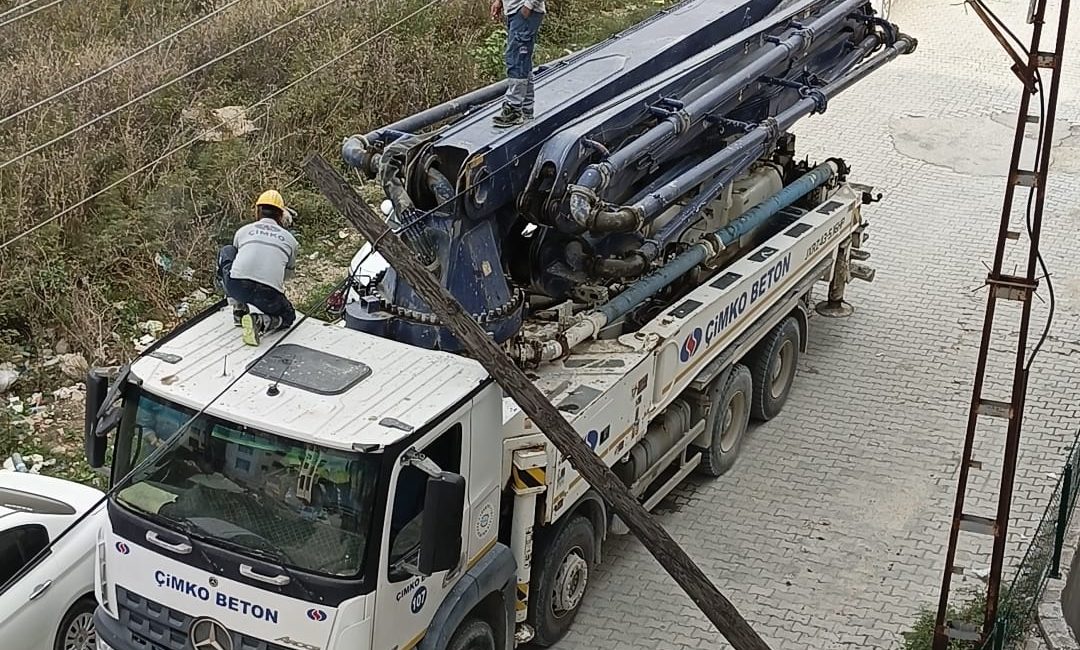 Hatay’ın Çekmece Mahallesi’nde bir beton mikserinin elektrik direğine çarparak tellere