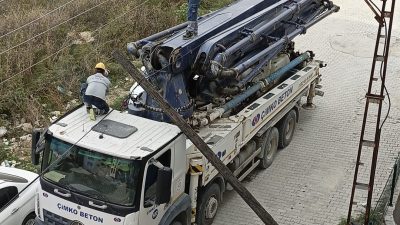 Hatay’ın Çekmece Mahallesi’nde bir beton mikserinin elektrik direğine çarparak tellere
