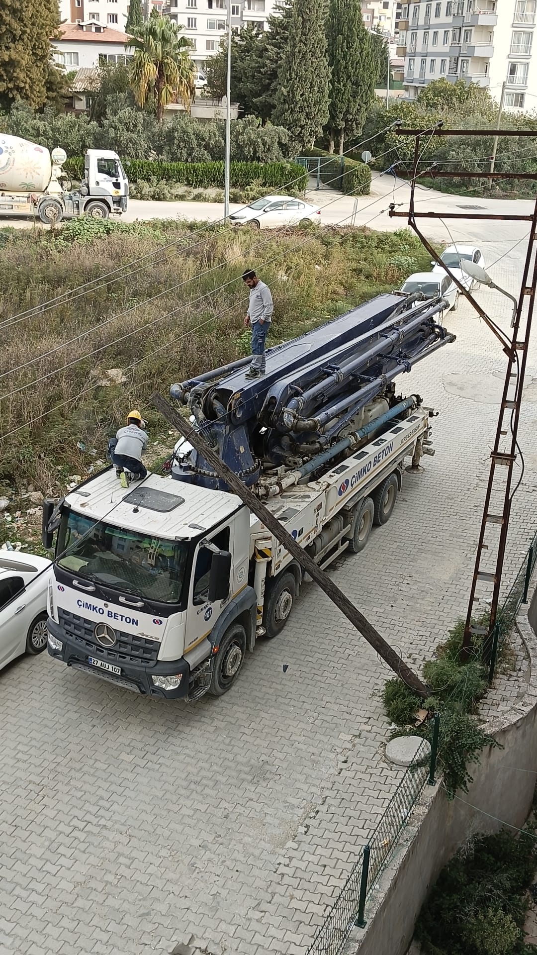 Hatay’ın Çekmece Mahallesi’nde bir beton mikserinin elektrik direğine çarparak tellere