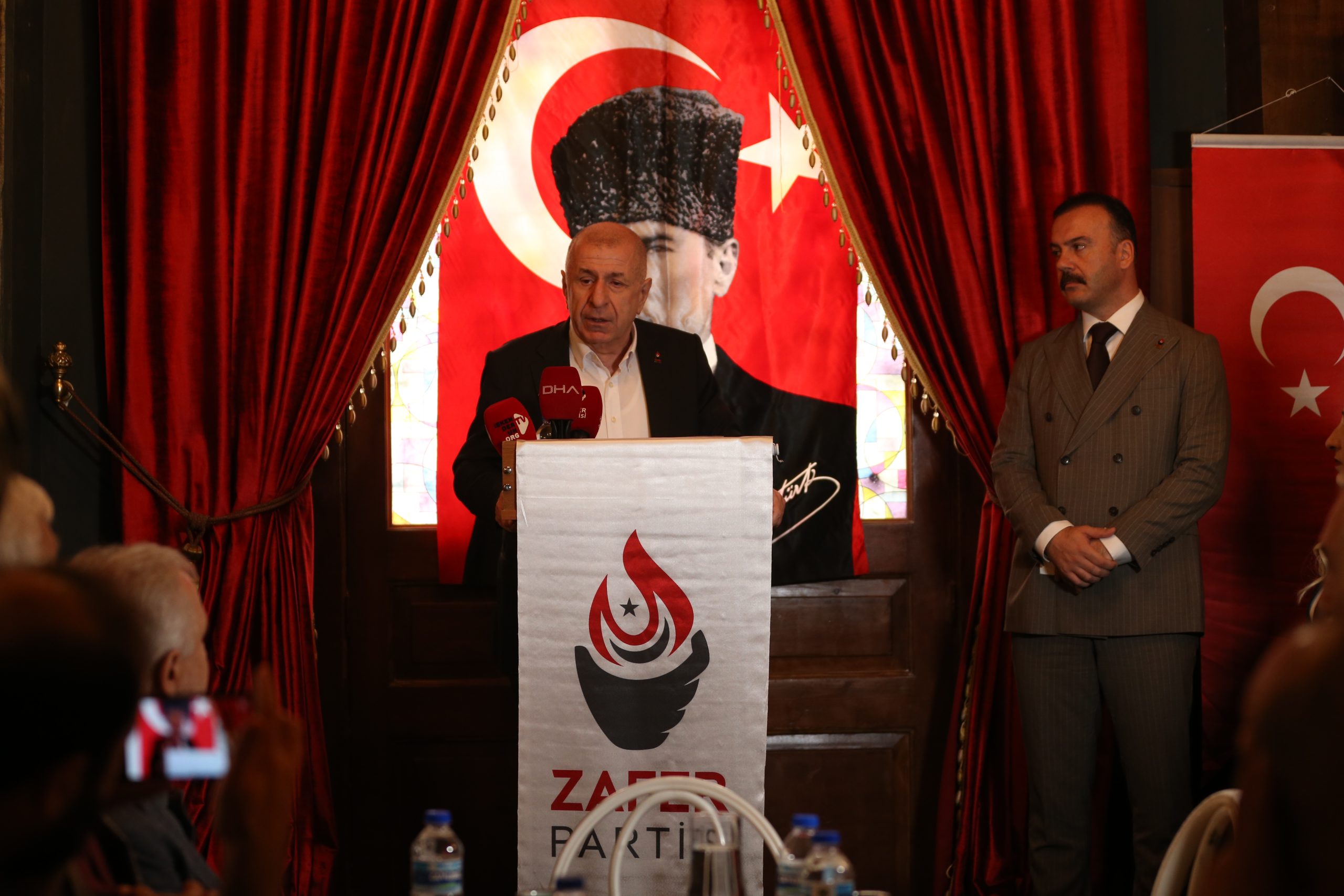 Zafer Partisi Genel Başkanı Ümit Özdağ, Hatay’ın İskenderun ilçesinde gerçekleştirdiği