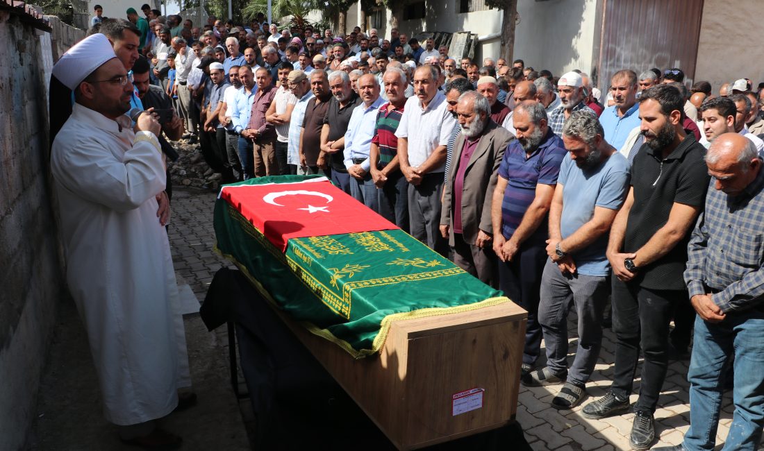 Kuzey Kıbrıs Türk Cumhuriyeti'nin (KKTC) Girne Limanı açıklarında yolcu gemisinin