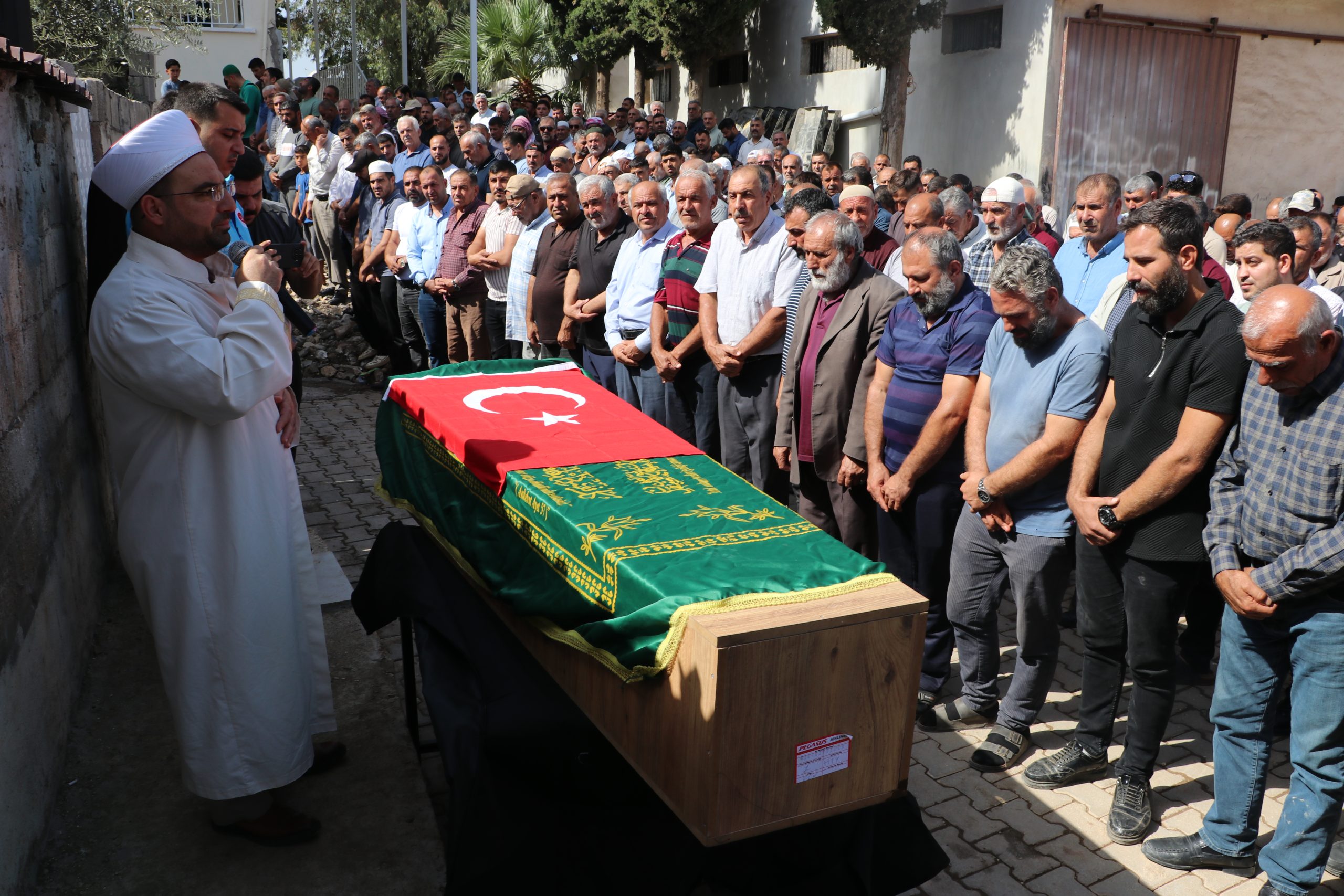 Kuzey Kıbrıs Türk Cumhuriyeti'nin (KKTC) Girne Limanı açıklarında yolcu gemisinin
