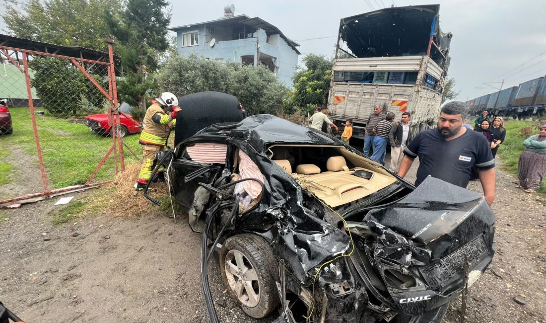 Hatay’ın Dörtyol ilçesinde hemzemin geçitte yük treninin otomobile çarpması sonucu