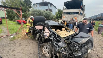 Hatay’ın Dörtyol ilçesinde hemzemin geçitte yük treninin otomobile çarpması sonucu