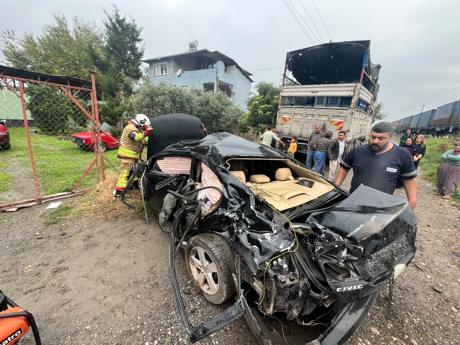 Hatay’ın Dörtyol ilçesinde hemzemin geçitte yük treninin otomobile çarpması sonucu
