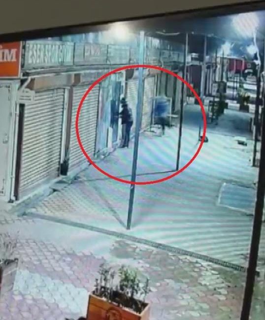 Hatay'da kuyumcuyu soymak için bitişiğinde bulunan terzinin kapısını zorlayarak iş