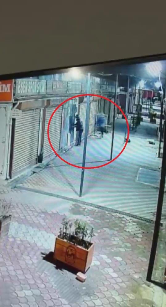 Hatay'da kuyumcuyu soymak için bitişiğinde bulunan terzinin kapısını zorlayarak iş