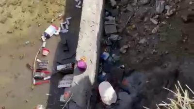 Hatay’ın İskenderun ilçesinde kaldırım güvenliği sağlanmayan bir inşaatın temeline düşen