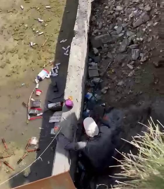 Hatay’ın İskenderun ilçesinde kaldırım güvenliği sağlanmayan bir inşaatın temeline düşen