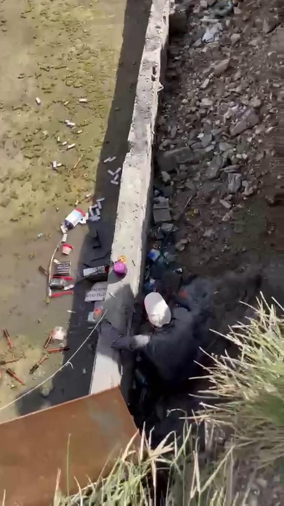 Hatay’ın İskenderun ilçesinde kaldırım güvenliği sağlanmayan bir inşaatın temeline düşen