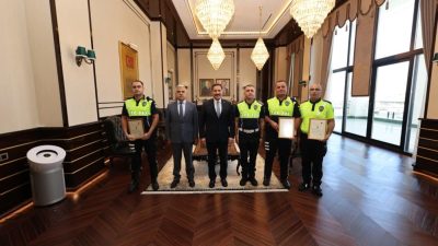 Hatay’da görevleri sırasında sergiledikleri duyarlı davranışlarla vatandaşların takdirini kazanan 3